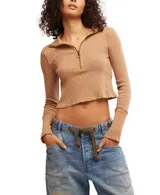 Camiseta de manga larga con cierre y cuello alto, con costuras de contraste y ajuste en el dobladillo.