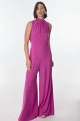 Mono largo negro con cuello alto, sin mangas y corte holgado.