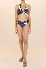 Calzón de bikini de tiro alto con estampado floral en tonos verde, morado y blanco.