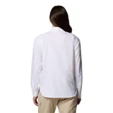 Camisa negra de manga larga con dos bolsillos frontales con cierre a presión y ventilación trasera de malla. Confeccionada con tejido Omni-Wick™ que absorbe el sudor y Omni-Shade™ Broad Spectrum UPF 50 que protege contra los rayos UVA/UVB.