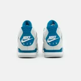 Zapatillas Air Jordan 4 Retro color blanco, gris y celeste. Zapatillas de caña media con detalles de rejilla y logo de la marca en el talón y la lengüeta.