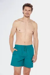 Short de baño color coral con cintura elástica y cordón ajustable.