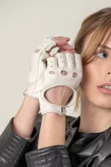 Guantes de cuero color crema, sin dedos, con perforaciones y cierre con broche metálico.