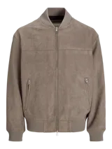 Campera bomber color marrón claro, de manga larga y cuello estilo baseball. Cierre con cremallera y bolsillos frontales con cierre de cremallera.