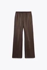 Pantalón de tiro alto confeccionado en tejido satinado color marrón chocolate, con cintura ajustable con lazada y pernera recta.
