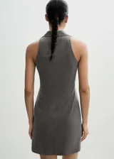 Minivestido negro sin mangas con cuello con solapas y cierre frontal con botones.
