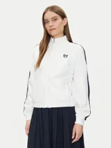 Campera deportiva Gap azul marino con cierre frontal, cuello alto y logo bordado en el pecho. Presenta dos líneas blancas verticales a lo largo de las mangas.