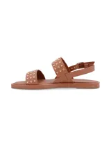 Sandalia de cuero color marrón con tachas doradas, doble tira y pulsera de ajuste con hebilla.