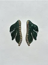 Aro dorado con forma de hoja y detalle de strass.