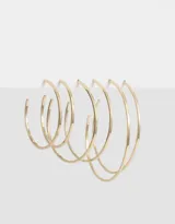 Set de tres pares de aros tipo argolla de metal dorado, en diferentes tamaños, con cierre de tope a presión.