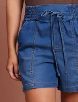 Short de jean azul de lyocell con pretina ancha en punto smock con lazo de ajuste y bolsillos verticales.