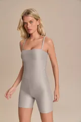 Jumpsuit corto color ladrillo con breteles finos, de tejido Allure® Adaptiv con superficie acanalada y ligero brillo.