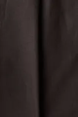 Pantalón marrón de corte amplio, confeccionado en mezcla de lino y algodón. Cuenta con cierre frontal con botón y corchete ocultos, bolsillos laterales ribeteados y bolsillos traseros insertados con botón.