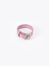 Pulsera de cuero vacuno color verde oliva, con diseño regulable y hebilla metálica plateada en forma de dragón de estilo barroco.