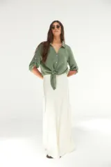 Falda larga color crudo, de corte recto y tiro alto.