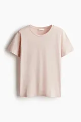Remera rosa de algodón con cuello redondo.