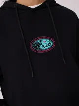 Canguro con capucha color crudo con estampado en la espalda con motivos playeros y texto en negro.
