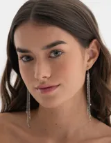 Aros colgantes largos plateados con strass y cadenas finas.