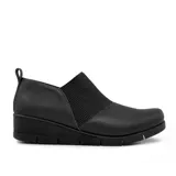 Zapato casual Usaflex Isidora de cuero negro, con elástico en el empeine y plataforma baja. Forro con tecnología Usa Care: Tejido resistente, suave y sedoso que proporciona cuidado antibacteriano.