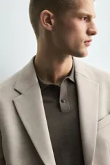 Blazer slim fit color beige confeccionada en tejido con viscosa. Cuello con solapas de muesca, manga larga acabada en puño con detalle de botones, bolsillo de vivo en pecho y de solapa en cadera, detalle bolsillo interior, bajo con aberturas en espalda y cierre frontal con botones.