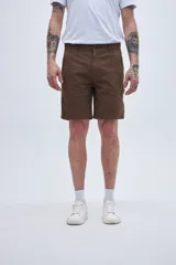 Bermuda de gabardina color marrón, corte recto, con bolsillos laterales y traseros. Cierre con botón y cremallera.