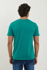 Remera celeste de algodón con escote en V y logo de ancla en relieve.