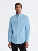Camisa celeste de vestir Calvin Klein, de corte entallado, manga larga y cuello clásico.