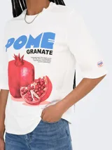 Remera blanca de algodón con cuello redondo y mangas cortas. Estampado frontal de granada con texto en azul.