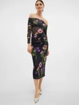 Falda midi negra de tul con estampado floral en tonos rosa, violeta y naranja. Tiene cintura alta con cordón ajustable y abertura lateral.