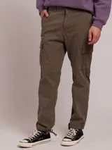 Pantalón cargo color caqui, de corte recto y tiro medio, con bolsillos laterales con solapa y ajuste con cordón en los tobillos.