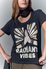 Remera negra de algodón con calce fit y estampa esotérica al agua con detalles en foil.
