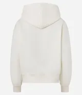 Buzo femenino color blanco crema, confeccionado en algodón y poliéster, con capucha estructurada, bolsillo canguro delantero y puños acanalados.