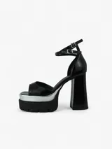 Sandalias negras de charol con plataforma y taco cuadrado.