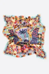 Pañuelo cuadrado con estampado multicolor de estilo étnico con motivos de animales, plantas y figuras geométricas.