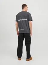 Camiseta gris de manga corta y cuello redondo con estampado en la espalda que dice "Originals Studio" y "Brought to you by Org Dept. Designed in Copenhagen".