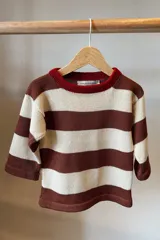 Sweater tejido artesanalmente a rayas horizontales color marrón y beige, con cuello redondo y mangas 3/4.