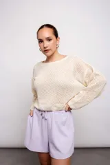 Buzo negro de acrílico con tejido calado y mangas largas.