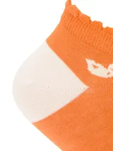 Calcetines cortos color naranja con detalles blancos en puntera y talón. Presentan un pequeño logo de pato blanco en el lateral y volados en el borde superior.