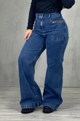 Pantalón de jean azul oscuro, de tiro alto, corte wide leg y bolsillos frontales con cierre.
