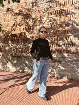 Cartera bandolera Shill Mini de cuero con estampado animal print, forro de tela y correa larga negra regulable. Cuenta con bolsillo frontal con cierre y bolsillo interno. Fabricación nacional.