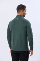 Buzo tejido de algodón color azul marino, con cuello alto y cierre frontal parcial con detalle de cuero en el tirador.