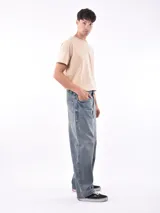 Pantalón de jean celeste de corte amplio y tiro alto.