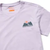 Remera lila de manga corta con cuello redondo. Estampado en el pecho con montañas, sol y texto "Outside State of Mind".
