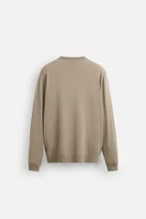 Jersey de hombre color beige, de lana fina, con cuello redondo y mangas largas.