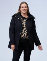 Gabardina impermeable negra con capucha desmontable, cierre frontal oculto con botones a presión, bolsillos delanteros y cintura ajustable con jareta interna.