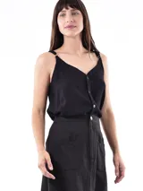 Musculosa negra con escote en V y botones frontales. Los tirantes son ajustables con hebillas metálicas.