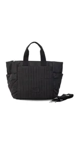 Cartera negra tipo tote bag con diseño capitoneado, doble asa corta y correa larga ajustable. Incluye bolsillos laterales y bolsillo frontal amplio.