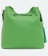 Bolso tipo bucket verde con correa transversal tejida, detalle trenzado en la parte delantera, colgante de borla y cierre con botón a presión.