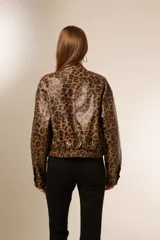 Chaqueta bomber con estampado animal print, cuello mao, cierre frontal y bolsillos con solapa.