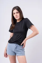 Remera ajustada de manga corta, color amarillo vibrante, con cuello redondo. Presenta un pequeño detalle de etiqueta negra en la manga derecha.